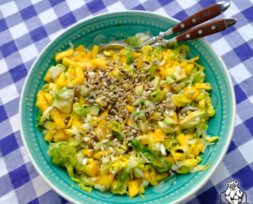 Fruchtiger Mango-Avocado-Salat mit Sonnenblumenkernen