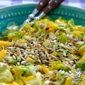 Fruchtiger Mango-Avocado-Salat mit Sonnenblumenkernen