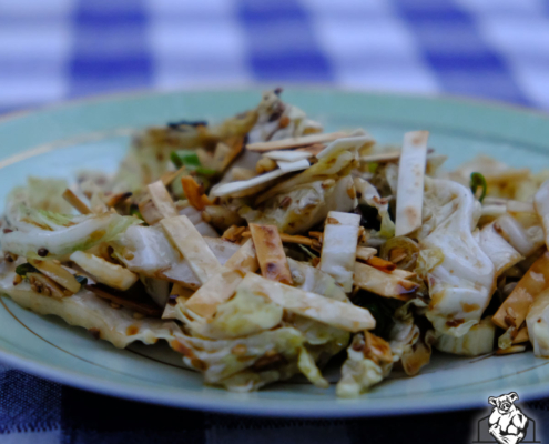 Chinakohl-Salat mit gebratenen Nudeln