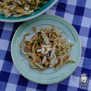 Chinakohl-Salat mit gebratenen Nudeln