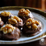 Aprikosen-Marzipan-Pralinen mit Walnuss Aprikosen-Marzipan-Pralinen mit Walnuss