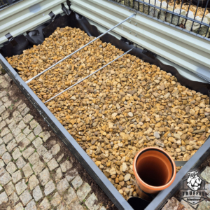 Kies als Drainageschicht in die Kapillarbeete einfüllen